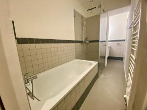 A bathroom at 120m2 modern 3-Bedroom Loft in Zürich