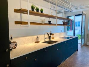 A kitchen or kitchenette at 120m2 modern 3-Bedroom Loft in Zürich