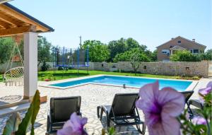 Bazén v ubytování Nice Home In Vodnjan With Kitchen nebo v jeho okolí + 21 fotografií