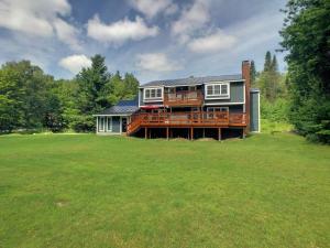 Κήπος έξω από το Bigelow Chalet at Killington: 8BR/4.5 BA Pet Friendly Home w/ Hot Tub, Fireplace, Walk to Shuttle