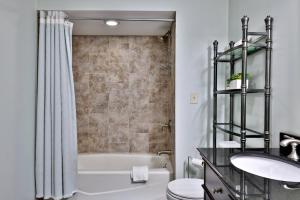 Ένα μπάνιο στο Bigelow Chalet at Killington: 8BR/4.5 BA Pet Friendly Home w/ Hot Tub, Fireplace, Walk to Shuttle +56 φωτογραφίες