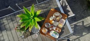 an overhead view of a table with food and a plant at Casinha Nº461 in Vila Praia de Âncora