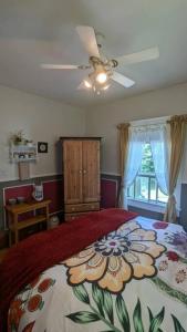 a bedroom with a bed with a floral bedspread at Gîte Richmond Inn in Richmond +66 photos