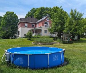 a large blue tub in front of a house at Gîte Richmond Inn in Richmond