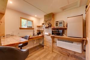 Η κουζίνα ή μικρή κουζίνα στο Pet-Friendly Hillsgrove Cabin with Community Perks! +20 φωτογραφίες