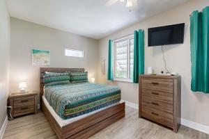 マラソンにあるVilla del Solのベッドと薄型テレビのある寝室