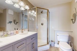 マラソンにあるVilla del Solのシャワー、トイレ、洗面台を備えたバスルーム +27枚の写真