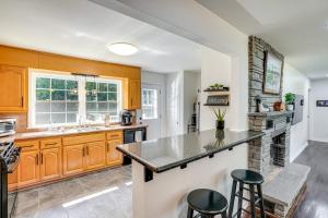 A cozinha ou kitchenette de 7 Mi to Kaaterskill Falls Home with Mountain Views!