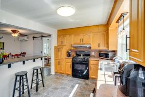 A cozinha ou kitchenette de 7 Mi to Kaaterskill Falls Home with Mountain Views!