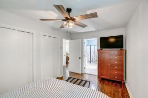 um quarto com uma ventoinha de tecto e uma cómoda com uma televisão em 7 Mi to Kaaterskill Falls Home with Mountain Views! em Palenville