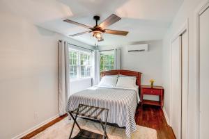 um quarto com uma cama e um ventilador de teto em 7 Mi to Kaaterskill Falls Home with Mountain Views! em Palenville