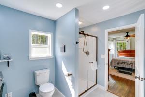 uma casa de banho com paredes azuis e um WC e um quarto em 7 Mi to Kaaterskill Falls Home with Mountain Views! em Palenville