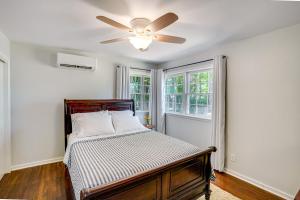 um quarto com uma cama e um ventilador de teto em 7 Mi to Kaaterskill Falls Home with Mountain Views! em Palenville