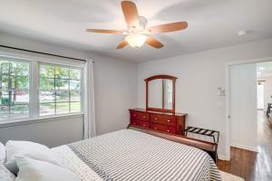 Uma cama ou camas num quarto em 7 Mi to Kaaterskill Falls Home with Mountain Views!