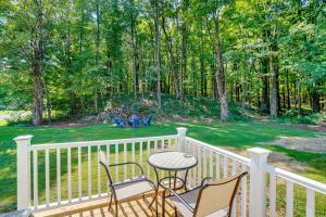 Um jardim no exterior de 7 Mi to Kaaterskill Falls Home with Mountain Views!
