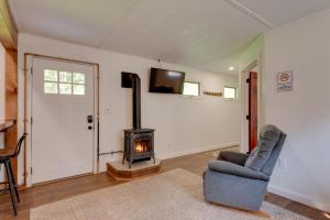 Televisyen dan/atau pusat hiburan di 9 Mi to Worlds End State Park Cabin in Hillsgrove