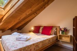 A bed or beds in a room at Casa Monica Ledro Attico