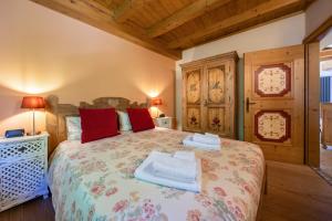 A bed or beds in a room at Casa Monica Ledro Attico