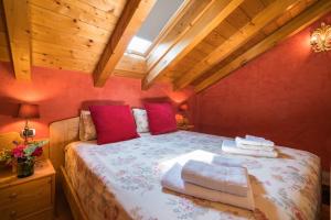 A bed or beds in a room at Casa Monica Ledro Attico