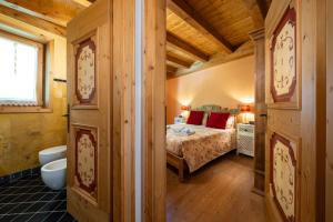 A bed or beds in a room at Casa Monica Ledro Attico