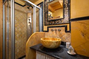 A bathroom at Casa Monica Ledro Attico