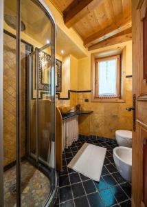 A bathroom at Casa Monica Ledro Attico
