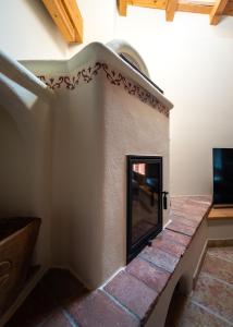 A television and/or entertainment centre at Casa Monica Ledro Attico