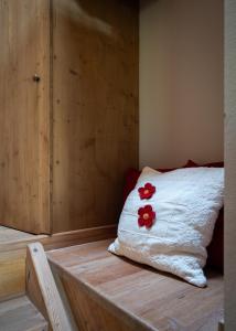 A bed or beds in a room at Casa Monica Ledro Attico