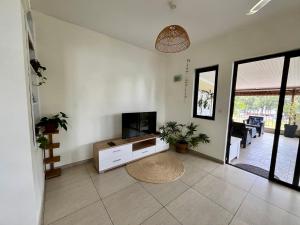 A television and/or entertainment centre at Appartement Cosy Vue sur Mer