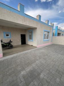 SegendyCaspiy Life的停泊在停车场的摩托车建筑