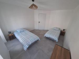 Ένα ή περισσότερα κρεβάτια σε δωμάτιο στο Appartement Le Péage de Roussillon