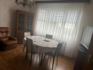 Posezení v ubytování Superbe maison 3 chambres 1 étage et sous-sol, avec jardin et terrasse