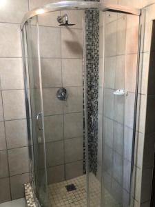 a shower with a glass door in a bathroom at Cass Villa 25 Kimberley in Kimberley +19 photos