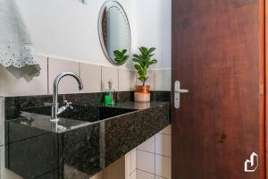 Η κουζίνα ή μικρή κουζίνα στο Casa com 03 dormitórios de casal +34 φωτογραφίες