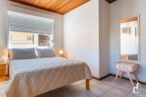 Ένα ή περισσότερα κρεβάτια σε δωμάτιο στο Casa com 03 dormitórios de casal