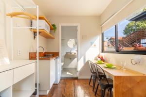 Dapur atau dapur kecil di AC-Varanda-1000Mbps-Coração da Lagoa da Conceição