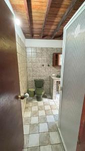 Finca con piscina los Eucaliptos Cali- Pance的一间浴室