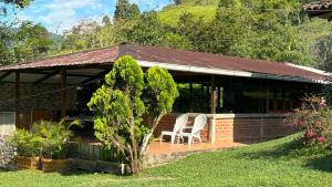 Finca con piscina los Eucaliptos Cali- Pance外面的花园