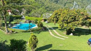 Finca con piscina los Eucaliptos Cali- Pance内部或周边的泳池