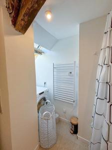 Vannituba majutusasutuses Maison à 5 min du Harras du pin +13 fotot