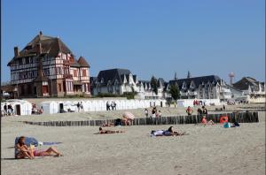 a group of people laying on the beach at Aux Passagers de la Baie 2 Maison 3 Etoiles 2 couchages Terrasse Proche Mer Crotoy in Le Crotoy