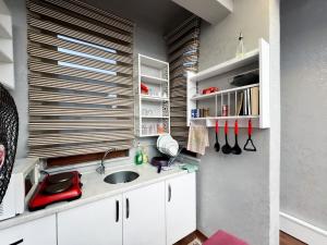 Una cocina con gabinetes blancos y un fregadero. en The New Season Apart, en Estambul