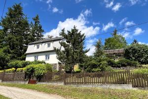 a white house with a fence and trees at Chalupa Rabštejn nad Střelou in Rabštejn nad Střelou