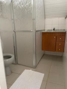 a bathroom with a shower and a toilet at Chalé Jambeiro - Refúgio da Mata in Paty do Alferes +8 photos
