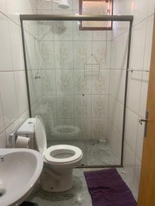 un bagno con doccia, WC e lavandino di Pouso nossa senhora das merces a Tiradentes Altre 76 foto
