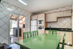 Η κουζίνα ή μικρή κουζίνα στο Casa com 03 dormitórios de casal