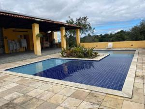 a swimming pool in a yard with a house at Flat Serra Negra, Bezerros in Bezerros