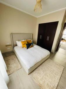 una camera da letto con un letto con due cuscini sopra di Ocean and Sunset View Appartement Taghazout bay a Tamraght Ouzdar Altre 33 foto