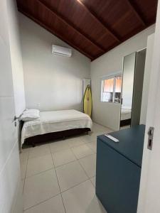 帕罗卡Casa Ocean Pé na areia的卧室里有一张床和一张书桌