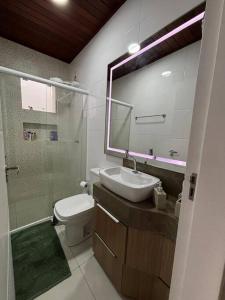 帕罗卡Casa Ocean Pé na areia的浴室里有洗手池、马桶和镜子。